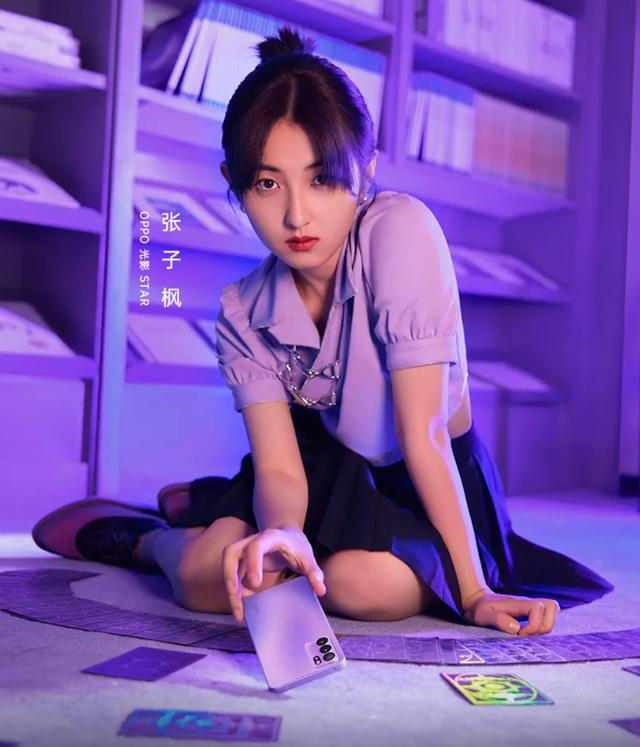 同时,张子枫还新入手了一款时尚单品oppo reno6 星黛紫,搭配紫色套装