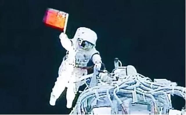 中国航天员刘伯明出舱后,拍到这一罕见画面,网友发出感叹