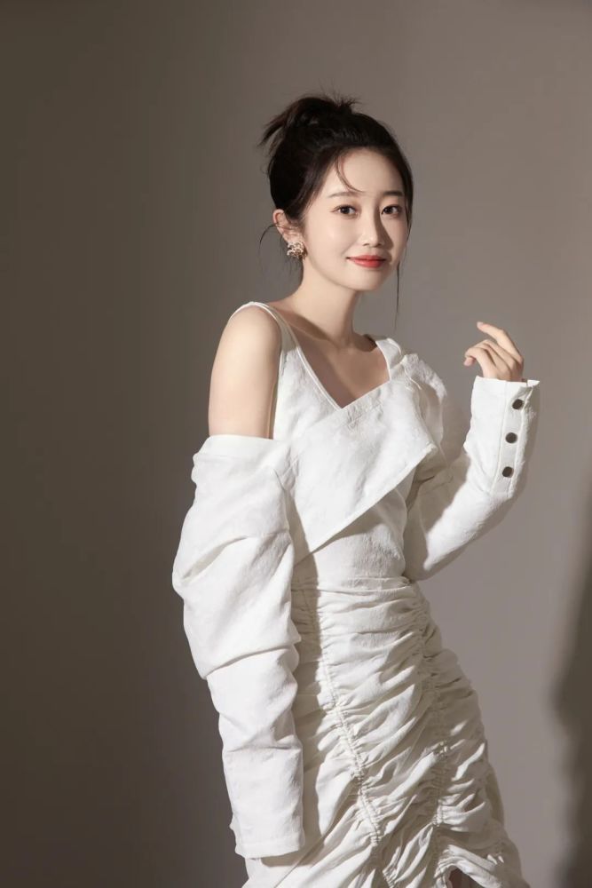 陈嘉男毕业于中央戏剧学院,作为90后新生喜剧演员,她已在多部影视作品