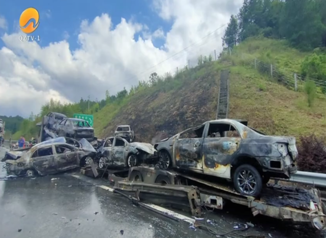 损失惨重德化高速两挂车碰撞起火车上载的多辆新轿车烧成空壳