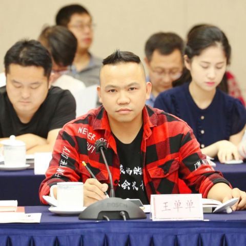 80后王单单蹲点扶贫两年多捧出扶贫诗歌