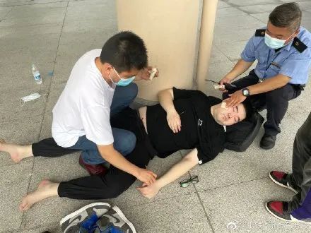 海安火车站一名旅客口吐白沫浑身抽搐情况十分紧急值班领导发现后