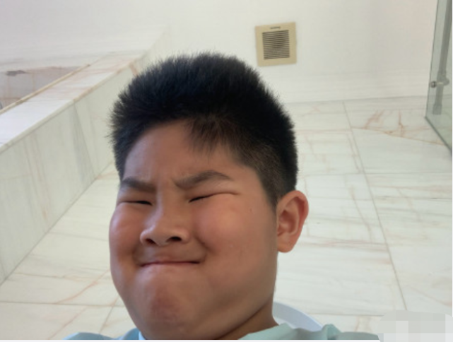 胡可晒小儿子自拍脸型胖乎乎太可爱眉毛浓密粗放皮肤黝黑