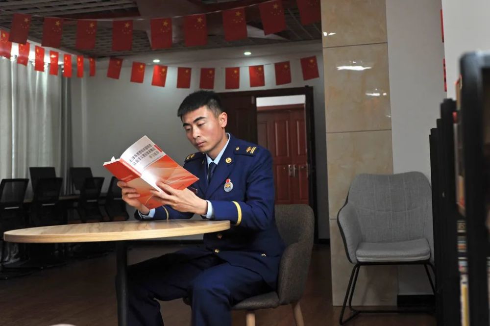 青春在党旗下闪光丨刘兴东:"抱火英雄"的烈火青春