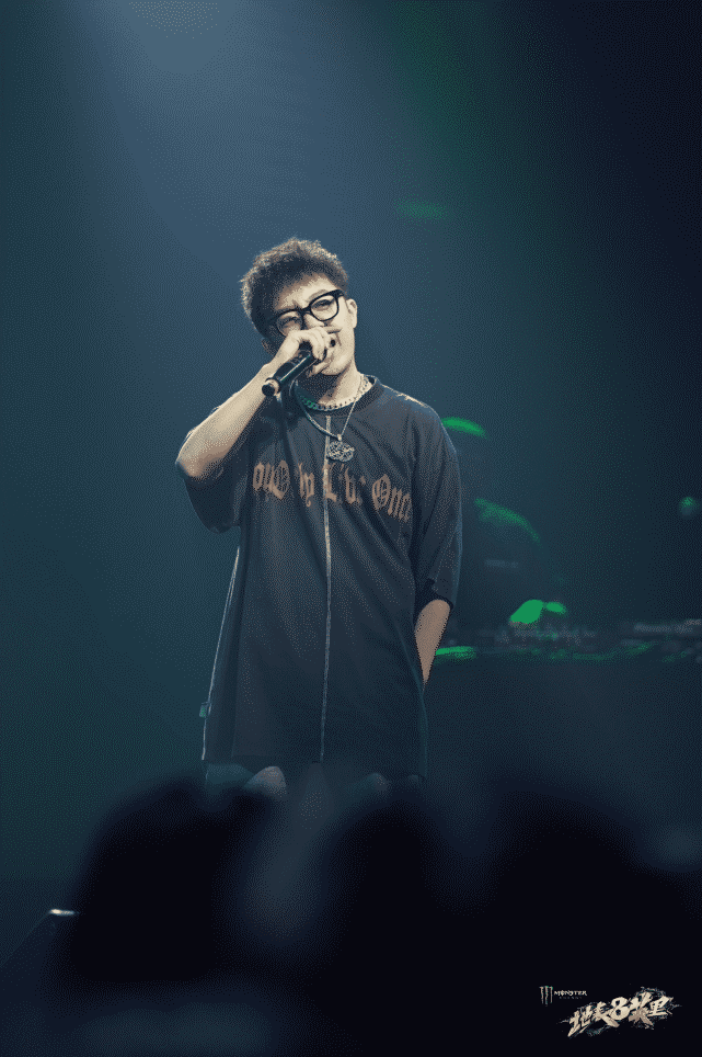 当晚,oliver jiang以一首《bmp49 ao2z freestyle》,唤醒古城夏夜,拉