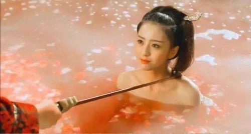 刘亦菲,她在《仙剑奇侠传一》中的"赵灵儿"受惊的小眼神,这沐浴照