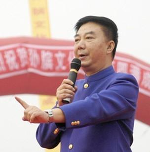 记得说懒汉糖葫芦的唐爱国吗他的师父是姜昆两人只差7岁