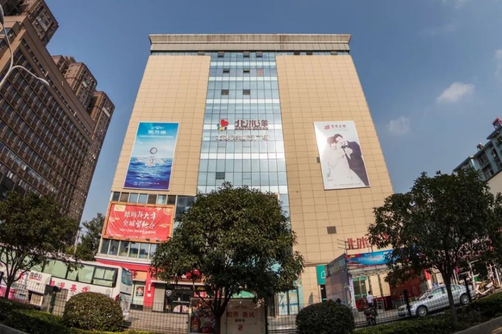 2011年,位于四明路的北冰场城市广场开业,北冰洋城市广场是由早期四明