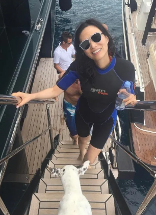 邓文迪参加亿万富豪聚会,走路驼背脸上油光明显,出席的还有巴菲特