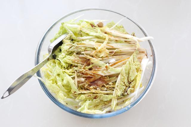 3.在娃娃菜中调入生抽,陈醋,糖,鸡精,少许盐和芝麻油.