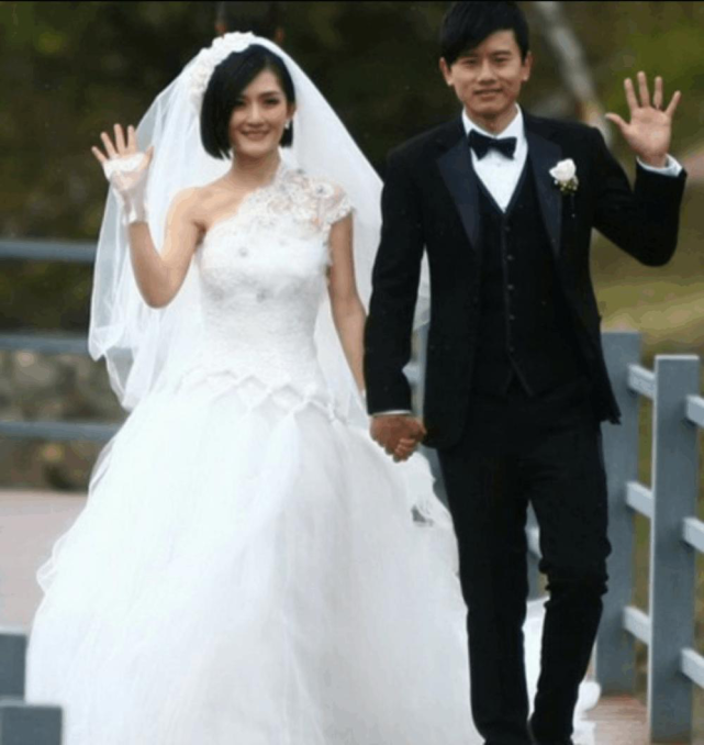 胡歌被问到为什么不去参加谢娜的婚礼胡歌说我怕我去了搅局