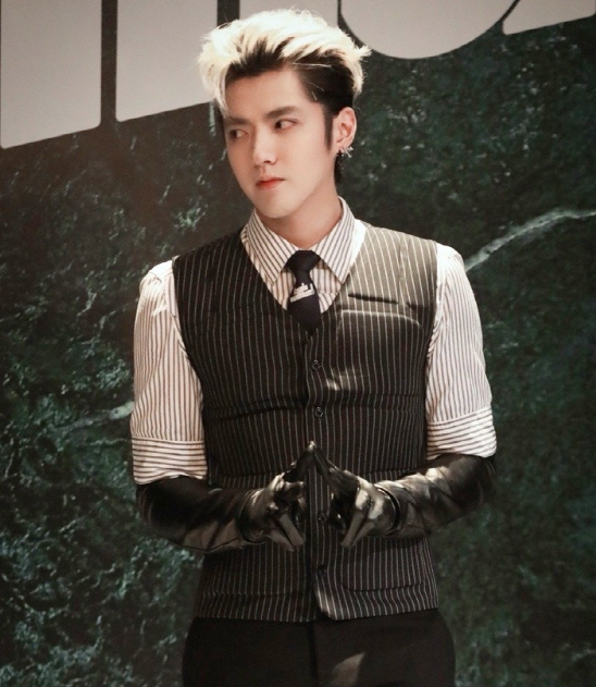 lv时尚活动:吴亦凡妆浓,黄明昊穿裙子辣眼,刘昊然赢在清爽