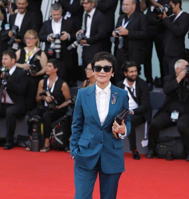 张艾嘉同框刘嘉玲黄衣配短发老得优雅这才是奶奶辈该有的样子