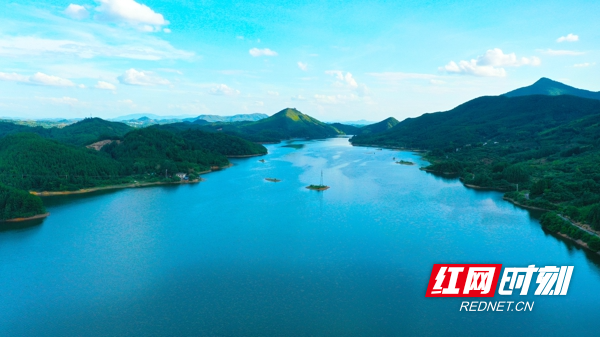 9日讯(通讯员 刘贵雄 陈祉凝)7月8日,航拍湖南省永州市新田县金陵水库