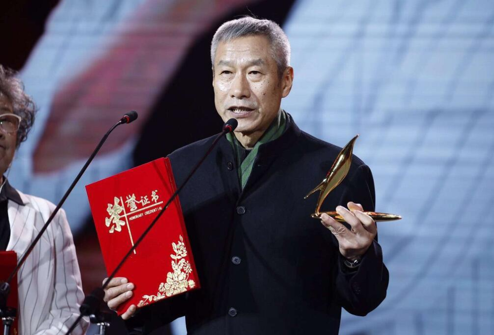 1990年,28岁的孟天骄把32岁的刘佩琦带回家,告诉母亲她俩要结婚