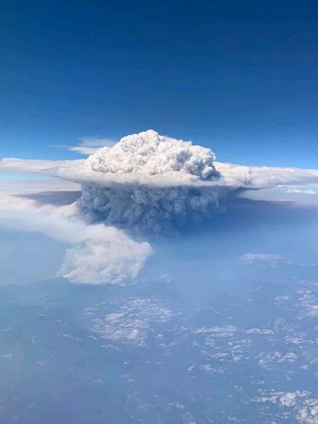 加拿大上空出现25朵"蘑菇云",宛如核弹爆炸,既壮观又恐怖