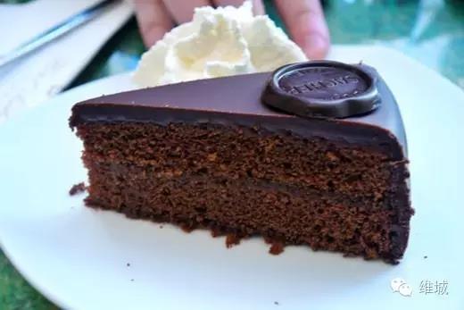 图说:带有圆形标志的hotel sacher萨赫蛋糕