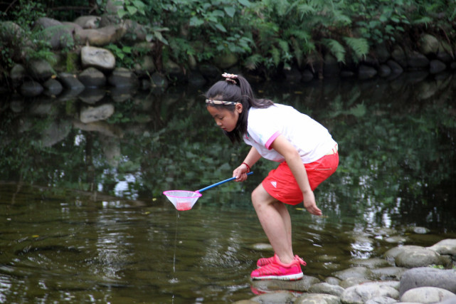 过去的农村没有电扇,空调,夏季降温的最佳方式是去水里游泳,洗澡,在水