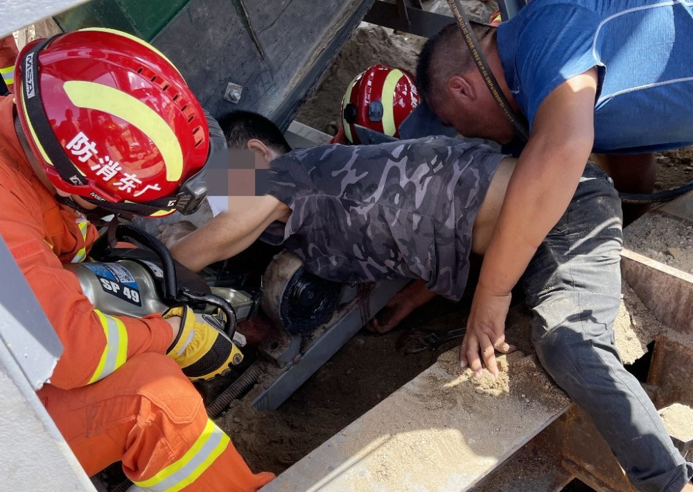 一名工人右手不慎卷入传送带南沙消防紧急救援