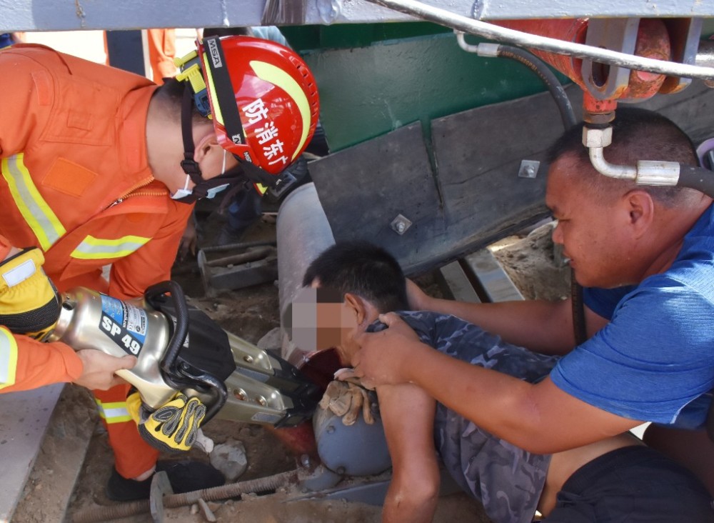 一名工人右手不慎卷入传送带南沙消防紧急救援
