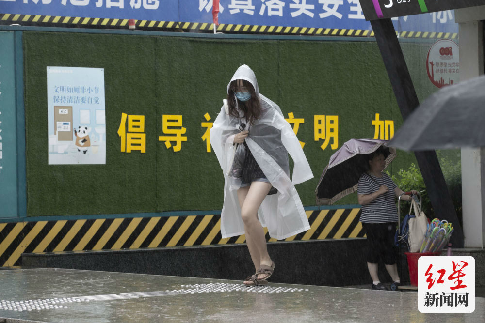 淋成落湯雞成都迎來小暑後第一場大暴雨