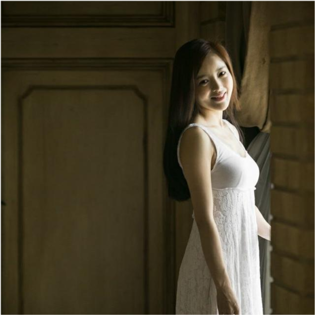 刘怡君身穿白色的吊带衫,白色衬得肌肤白皙有光泽,下身是蕾丝的设计