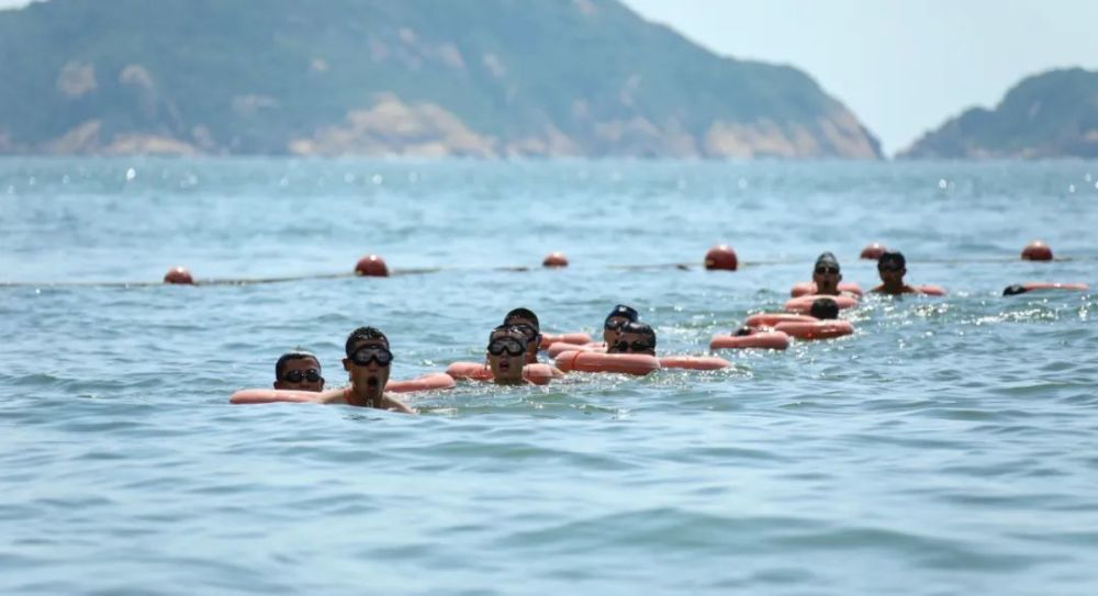 部队在珠海某陌生海域组织海训,官兵们斗高温,战酷暑,海上长距离游泳