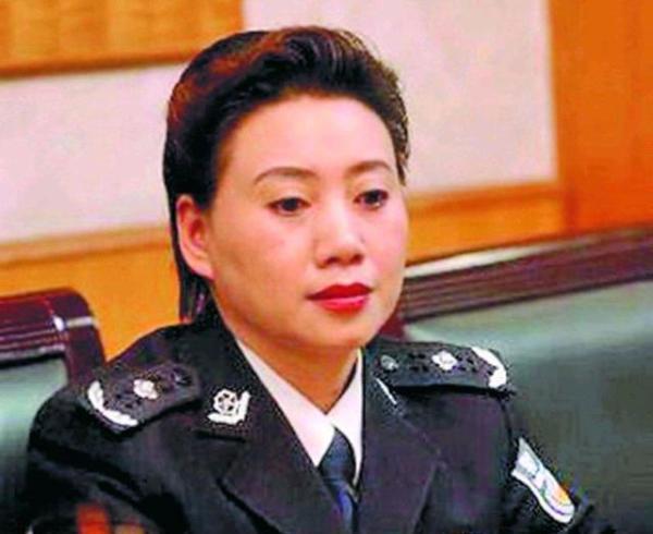 她是资深"重庆警花",副厅级,沦落为文强情妇,55岁黯然谢幕_腾讯新闻