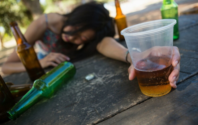 辽宁女子深夜酒醉,闺蜜求助老公不料被怼,网友:乐意帮忙