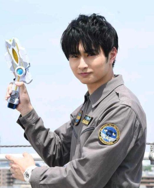 特利迦奥特曼男主的升华器只有一个那遥辉来手里面拿的是什么