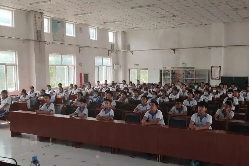 大白庄法庭的两名法官分别走进大白庄镇初级中学和京津新城第二初级