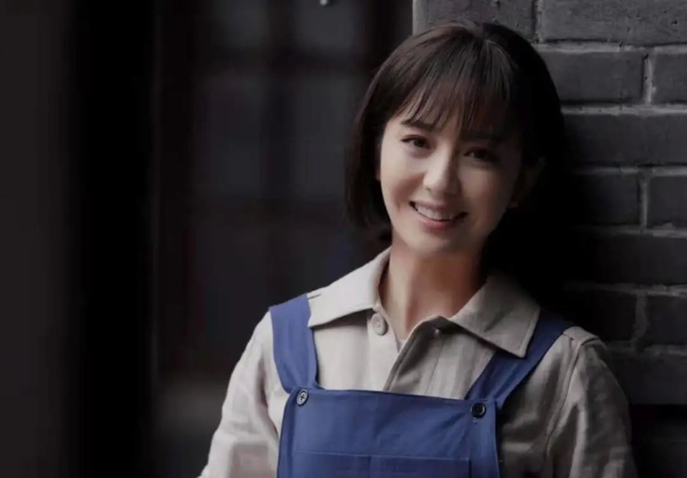 带着孩子看本人出演的《革命者》,佟丽娅离婚之后状态很好