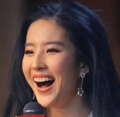 人中太短如景甜,一笑起来鼻子和唇峰就快碰到一起,显得很局促.