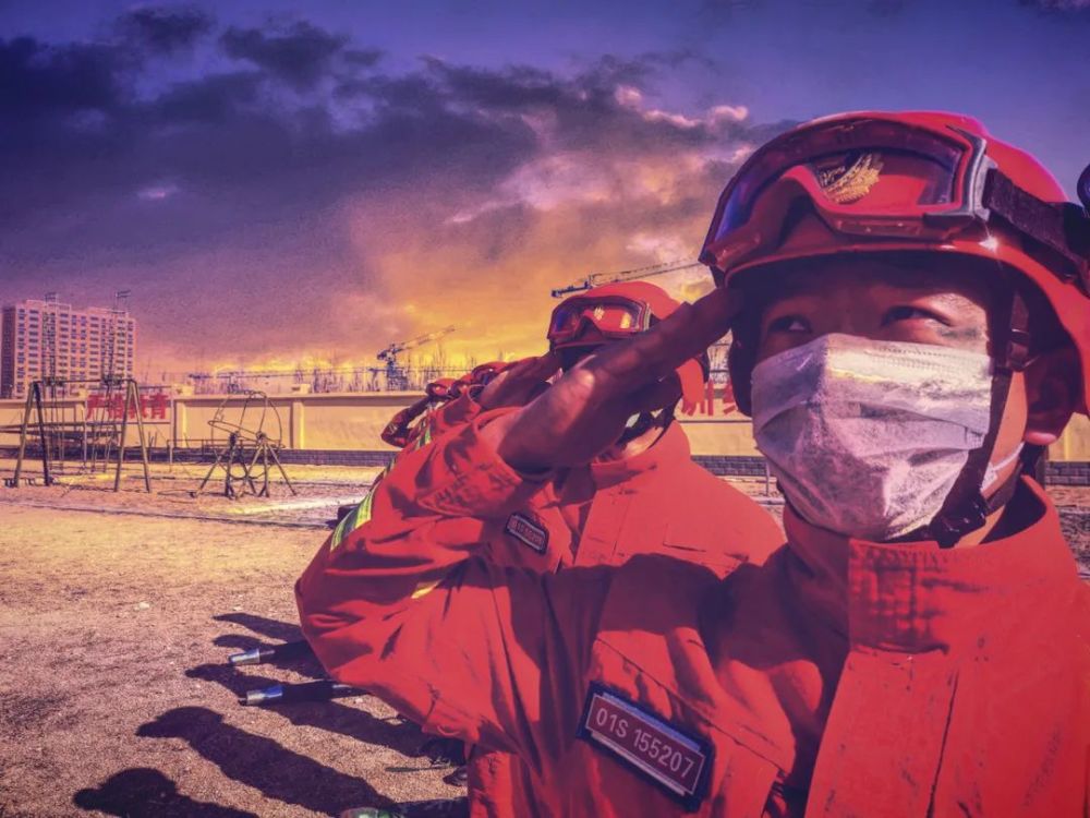 《火海中的我们》