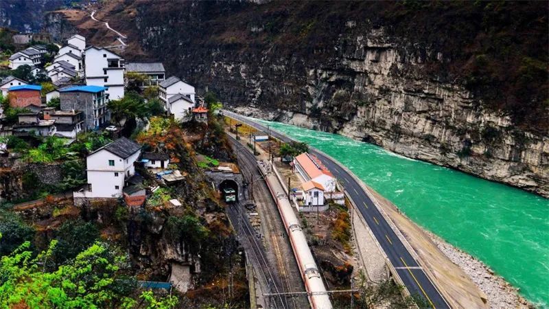 铁道兵博物馆成昆铁路关村坝洞中火车站连心桥大峡谷坐佛大渡河金口大