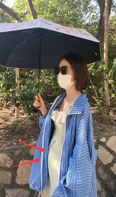 唐艺昕被传二胎后首现身,穿复古红裙显清瘦身材,手戴婚戒暗秀恩爱