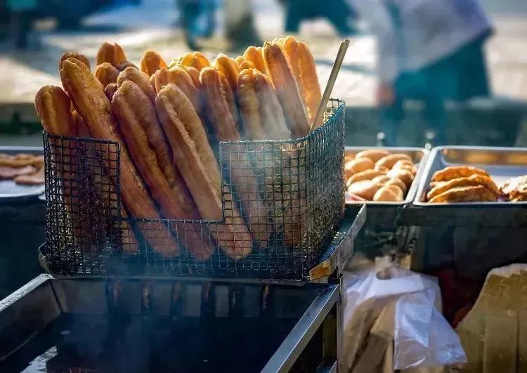 最为名声在外的当然就是天津早点了,单是"炸油条"就有十几种做法,最常