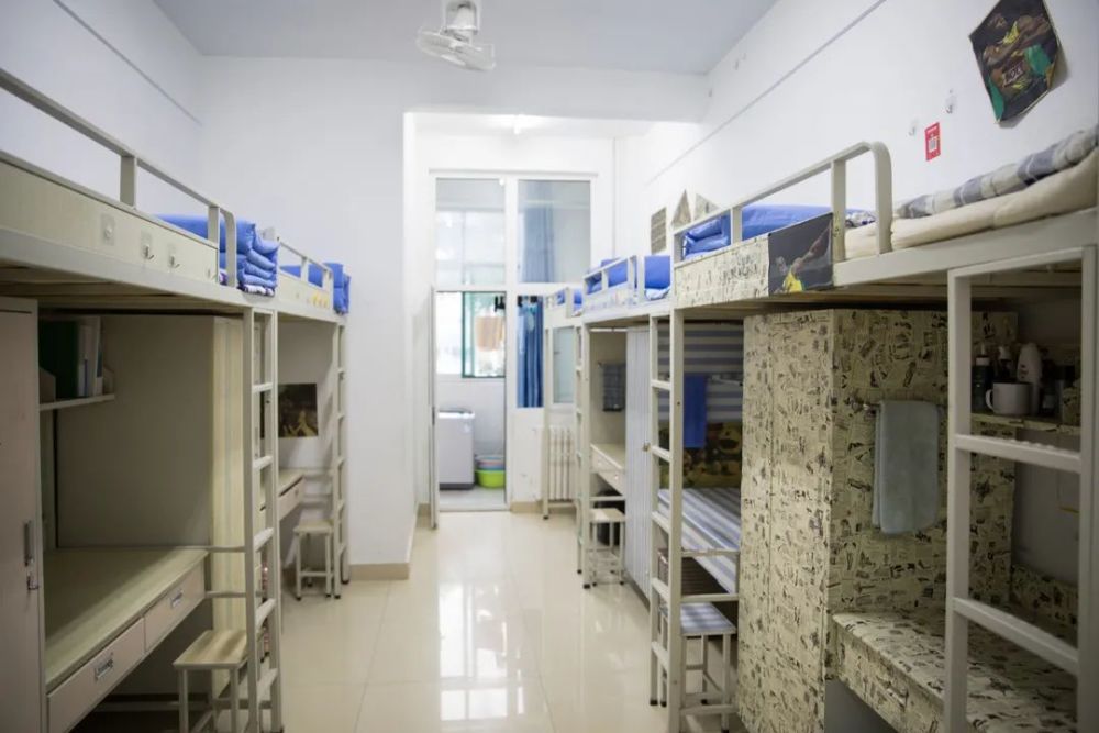 再认真的打扫一次宿舍,因为这里留下了美好的青春.