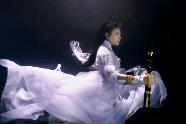 自带古典气质的吴昕妈妈更是圈粉无数,那套水下剑客造型不仅最惊艳了
