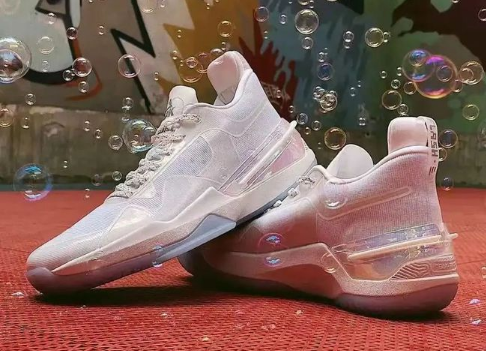 闪现3代篮球鞋曝光首发配色也非常的好看选用半透明的反光材质包裹