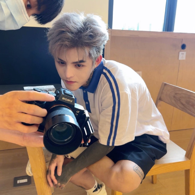 而且殷世航的发型与发色也不符校园风,多少有些违和感.