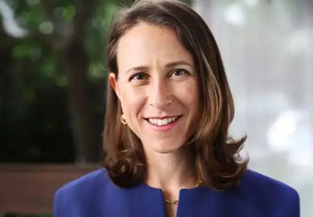 二女儿珍妮特·沃西基(janet wojcicki,斯坦福大学毕业,医学人类学家