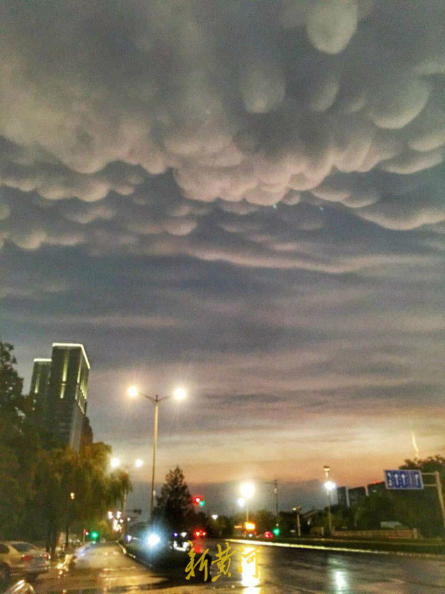 雨后济南现怪云网友直言像馒头气象台应为乳状云