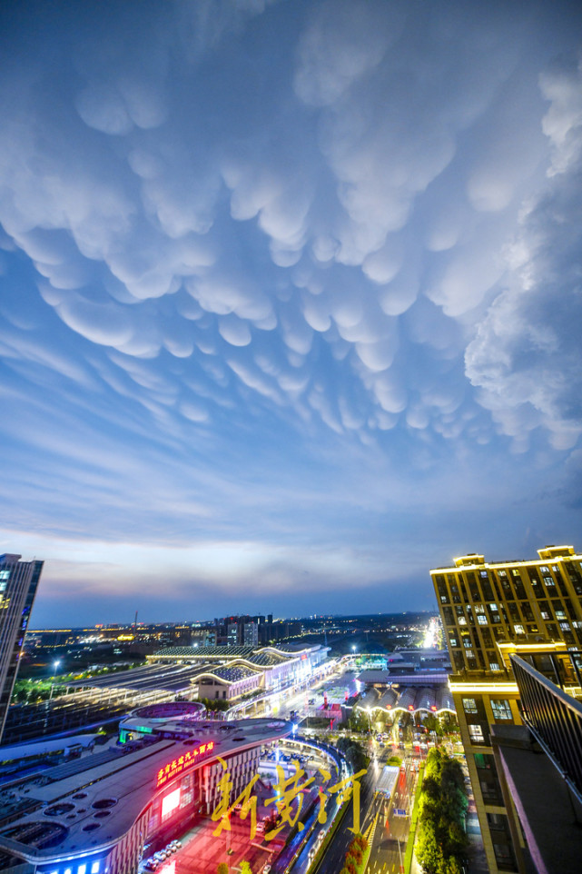 雨后济南现怪云网友直言像馒头气象台应为乳状云