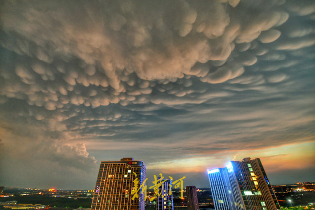 雨后济南现怪云网友直言像馒头气象台应为乳状云
