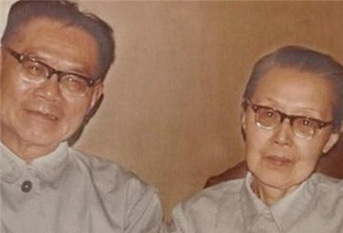 初恋嫌弃她身世另娶富家女,她却独身等了52年,78岁时终嫁给初恋