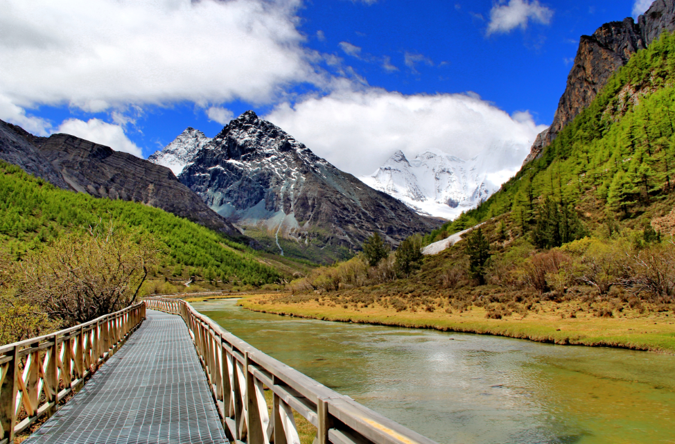 稻城亚丁举行国家5a级旅游景区颁证仪式