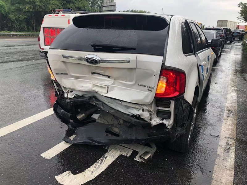 吉普車女司機錯過出口快車道停車導致五車追尾