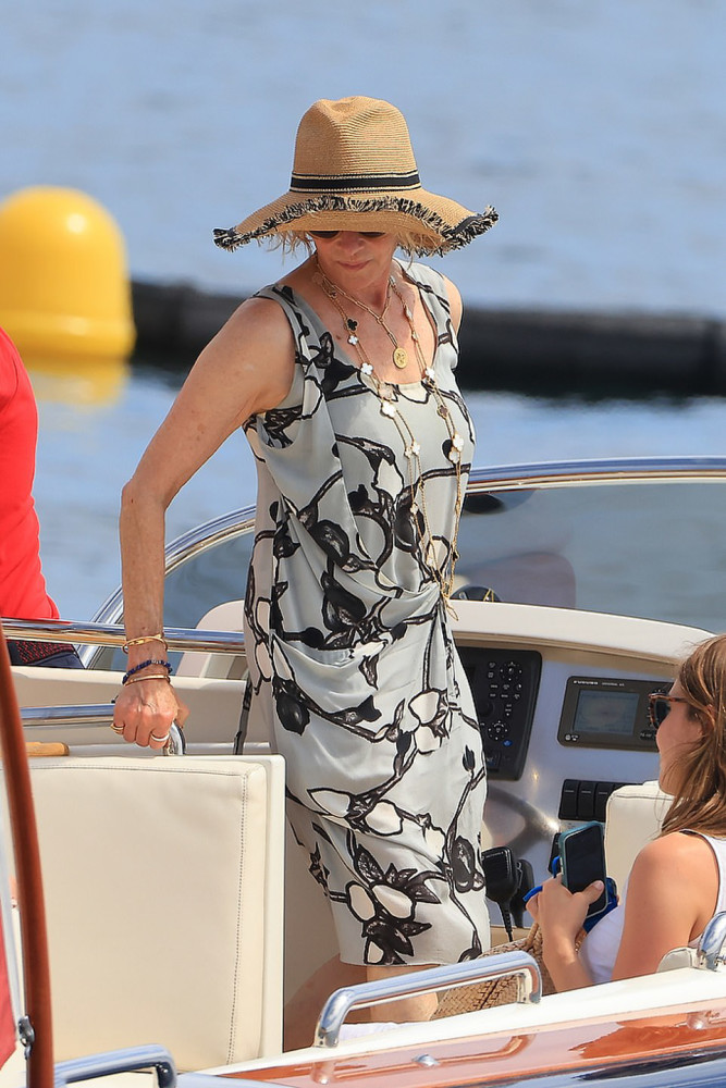 斯皮尔伯格与家人享受着阳光与海水,与妻子凯特·卡普肖大秀恩爱