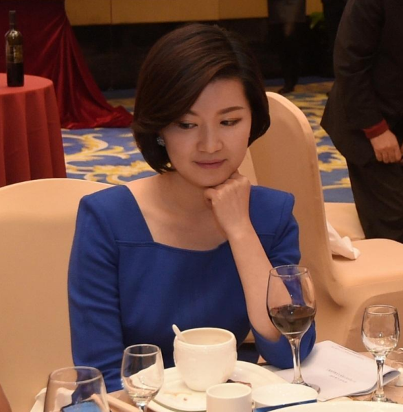 有很多网友觉得,电视台主持人出去接别的活动,也是可以接受的事情.